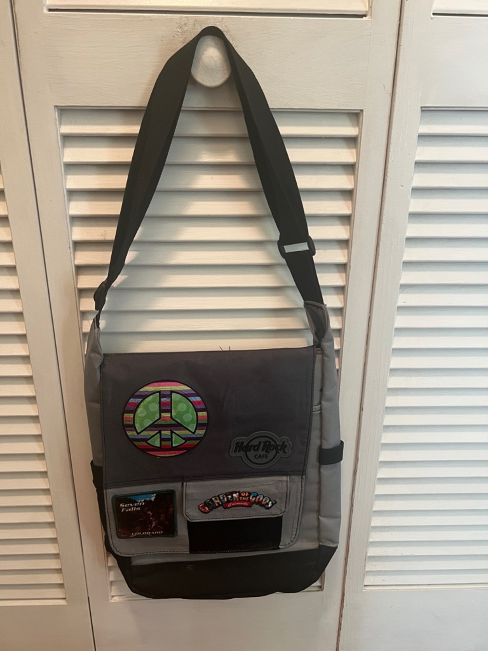 #1814** Unisex’s Hard Rock Cafe Gray & Black Messenger Bag - Peace Patch